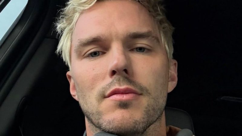 Nicholas Hoult é confirmado em nova série de Harry Potter e assume personagem marcante da saga