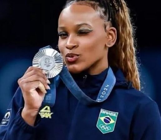 Rebeca Andrade Desbanca Biles, Conquista Ouro no Solo e Se Torna Maior Medalhista do Brasil em Jogos Olímpicos