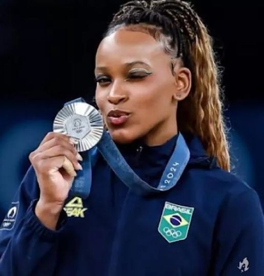 Rebeca Andrade Desbanca Biles, Conquista Ouro no Solo e Se Torna Maior Medalhista do Brasil em Jogos Olímpicos