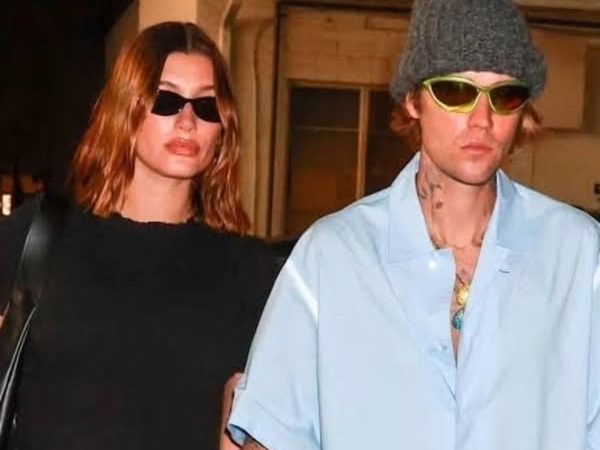 Silêncio e Brilho: Hailey Bieber Volta a Exibir Aliança e Deixa Fãs em Suspense