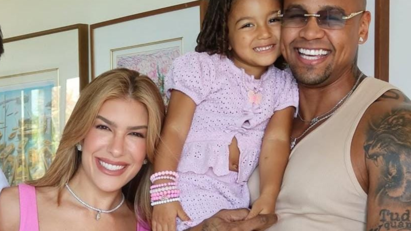 Entre a maternidade e os palcos, Lore Improta fala sobre gravidez, família e novos sonhos ao lado de Léo Santana