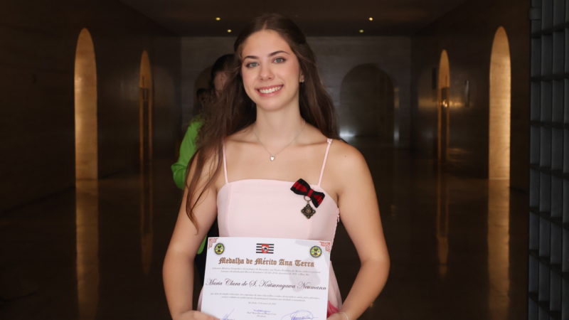 Aos 17 anos, Maria Clara Neumann recebe Medalha de Mérito Ana Terra por contribuição à literatura e ao debate sobre valores