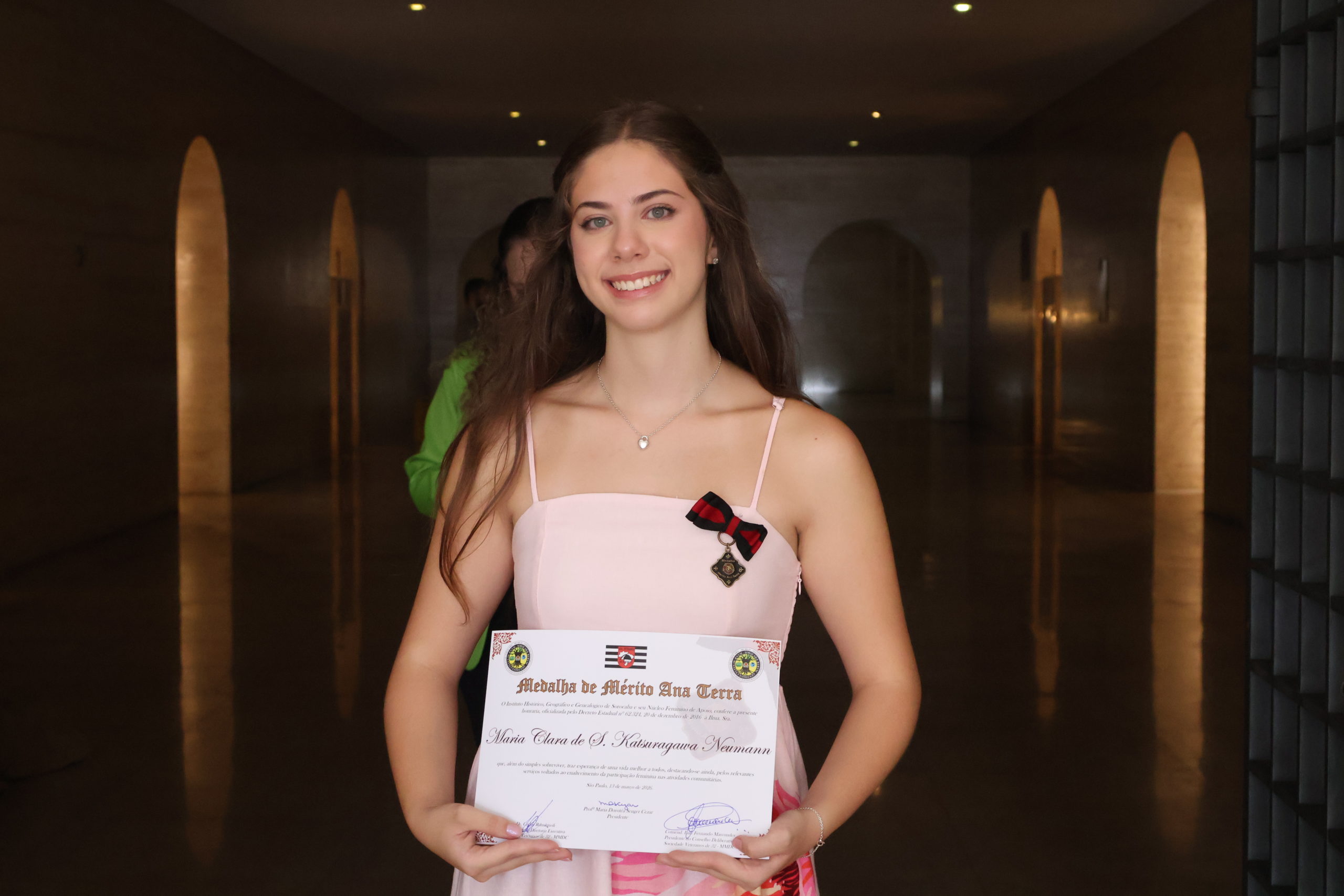 Aos 17 anos, Maria Clara Neumann recebe Medalha de Mérito Ana Terra por contribuição à literatura e ao debate sobre valores